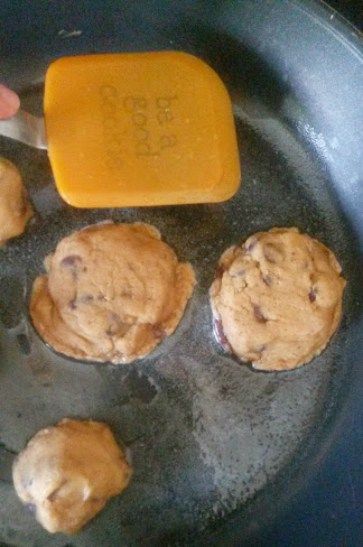 stovetop chocolate chip cookies Stovetop Cookies Recipe, Baking On Stovetop, Stove Top Desserts, Stovetop Desserts, Stovetop Baking, Skillet Desserts, Skillet Chocolate Chip Cookie, Brown Hairstyles, Confort Food