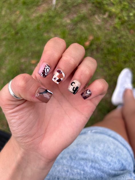 Paisley Nails, Cowgirl Nails Designs, Fall Western Nails, Aztec Nail Designs, Gradient Nail Design, Country Acrylic Nails, Glitter Gradient Nails, Rodeo Nails, Black Gel Nails