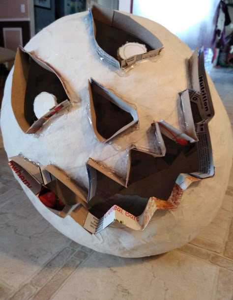 Halloween Crafts With Cardboard, Paper Mache Craft Ideas, Paper Mache Costume, Halloween Paper Mache Diy, Paper Mache Halloween Diy, Paper Clay Halloween Projects, Halloween Cardboard Decorations, Paper Mache Ghost, Paper Mache Halloween Decorations