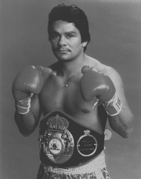 Roberto Duran / Lightweight, welterweight, junior middleweight, middleweight / Ring career: 1968-2001 / Record: 103-16 (70 KOs) Roberto Duran, Roberto Durán, Boxing Images, Ufc Boxing, Kung Fu Martial Arts, Boxing History, Boxing Champions, Sports Celebrities, Combat Sport