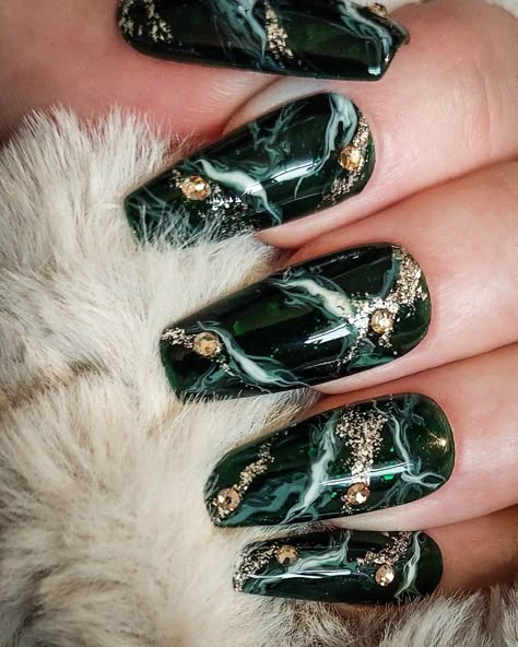 Green Black And Gold Acrylic Nails, Green Black And Gold Nails, Green And Gold Marble Nails, Emerald Marble Nails, Green And Gold Nail Designs, Green Marble Nails, Emerald Green Marble, Marble Queen, Emerald Nails