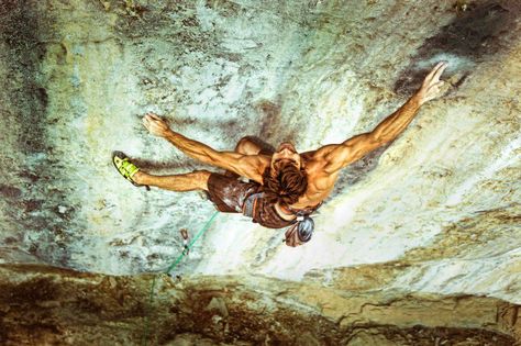 what. the. heck. Chris Sharma in 'La Dura Dura' 9b+ (appreciating the two fingers holding on the right there) Chris Sharma, Adam Ondra, Trad Climbing, Sport Climbing, Rock Climbers, Mountain Climbing, Dynamic Poses, Sierra Nevada, Lake District