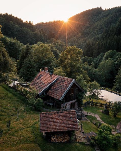 Wood Cabins, Micro Homes, Small Cabins, Black Forest Germany, Little Cabin In The Woods, Forest Cottage, Wallpaper Aesthetics, Cabin Inspiration, Southern Germany