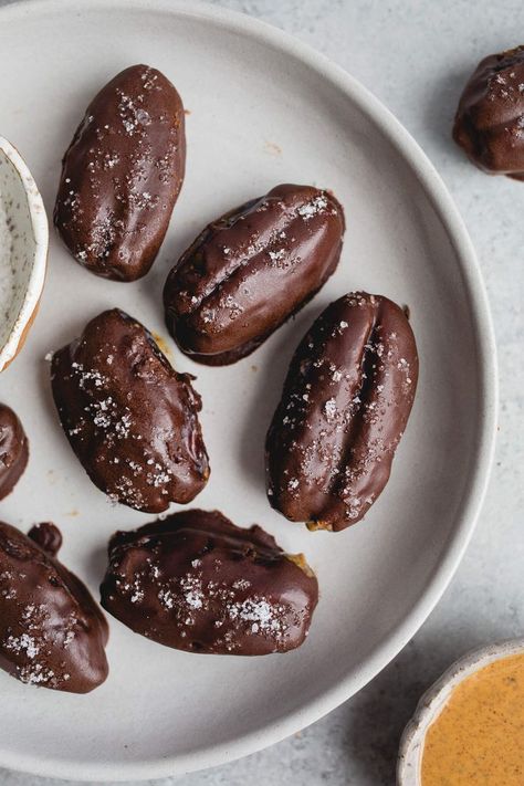 These Chocolate-Covered Almond Butter Stuffed Dates topped with sea salt are gluten-free, vegan, and refined sugar-free. Perfect for a snack or dessert! Dates Chocolate, Stuffed Dates, Chocolate Covered Almonds, Vegan Sweets, Healthy Sweets, Refined Sugar, Vegan Snacks, Gluten Free Desserts, Free Desserts