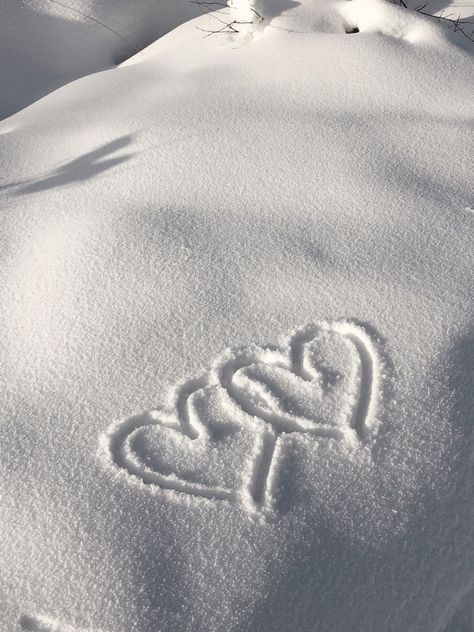 Heart In Snow, Heart Snow, Fun Wallpapers, Drawing Instagram, I Love Snow, Hand Photo, Simple Iphone Wallpaper, Boy Aesthetic, Winter Love