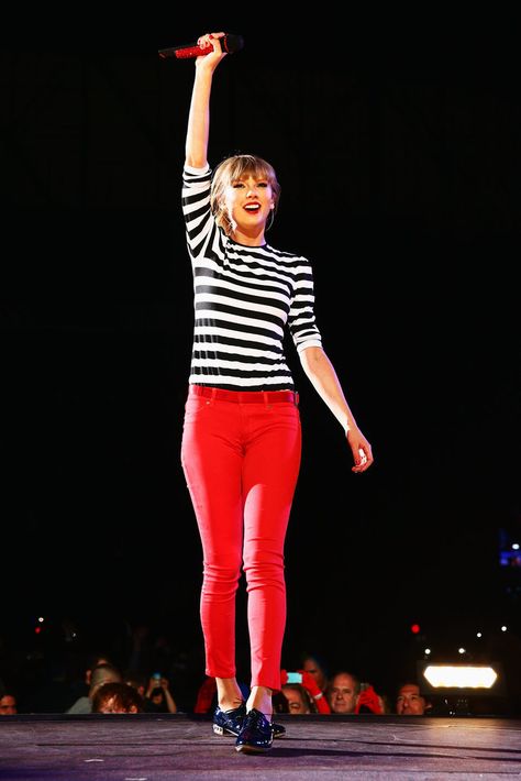 Taylor Swift Wearing Jeans | PopSugar Moda Taylor Swift Red Tour, Taylor Outfits, Taylor Swift Tour Outfits, All About Taylor Swift, Red Tour, Taylor Swift Red, Taylor Swift Outfits, Red Jeans, Taylor Swift Concert