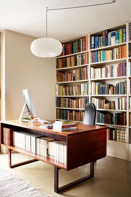 In this study designed by Maria Speake of Retrouvius, the owner's sizeable collection of books spreads from the wall of architectural shelving to the wonderful Danish Rosewood desk from Paere Dansk. Bookshelf Ideas Living Room, Modern Flats, Small Flats, Apartments Ideas, Mid Century Office, Mid Century Modern Office, Home Office Inspiration, Studio Apartments, Paint Colour