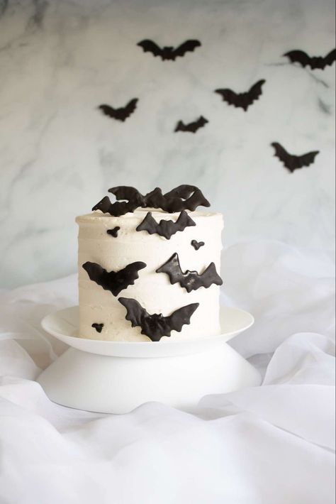 Halloween Bat Cake, Halloween Smash Cake, Black Royal Icing, Bat Cake, Cake Mini, 1 Cake, Cake Inspo, Halloween Bat, Little Cakes