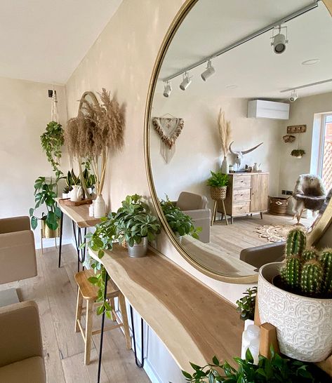 Coastal Hair Salon Decor, Boho Salon Station, Boho Salon Waiting Area, Home Nail Salon Decor, Diy Salon Stations, Boho Salon Suite, Salon Station Ideas, Hairsalon Ideas, Home Hair Salon Ideas