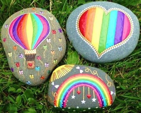 Hand Painted Rocks Unique, Rainbow Rock Painting, Rainbow Painted Rocks, Rainbow Stone Painting, Rock Painting Rainbow, Rainbow Pebbles, Pride Rock Painting, Stone Painting Rainbow, Rainbow Rocks