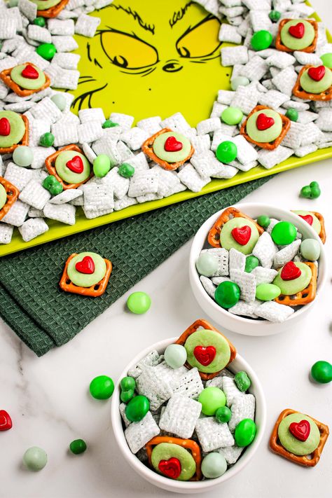 Make this easy Grinch Snack Mix Recipe with Puppy Chow, using Grinch Pretzel Bites, it's the perfect holiday party recipe! Grinch Snack, Christmas Snack Mix, Snack Mix Recipe, Gluten Free Pretzels, Homemade Popcorn, Salty Treats, Holiday Party Foods, Snack Mix Recipes, Chocolate Candy Melts