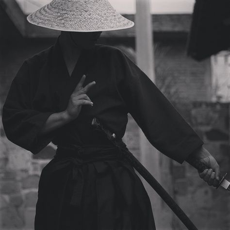 Samurai Aesthetic Icon, Ancient Japan Aesthetic Dark, Swordsman Aesthetic, Samurai Aesthetic, Japanese Ronin, Olga Of Kiev, Puppet History, Naruto Aesthetic, Donner Party