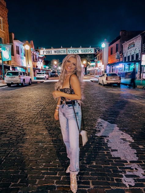 Stockyards Outfit, Glitter Boots Outfit, Country Dancing Outfit, Country Bar Outfit, Western Concert Outfit, Nashville Style Outfits, Concert Outfit Winter, Nfr Outfits, Country Chic Outfits