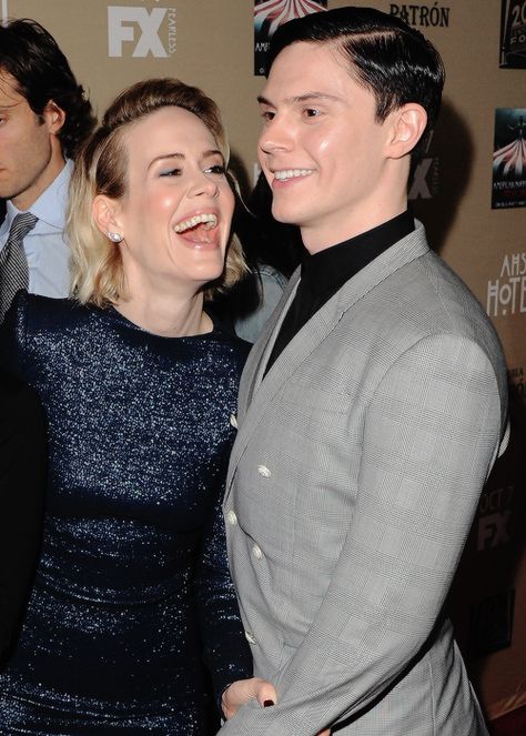 Evan Peters and Sarah Paulson Evan Peters American Horror Story, American Horror Story 3, Tate Langdon, Michael Roberts, Sarah Paulson, Casting Pics, Three Cats, Cute Pets, Keep Running