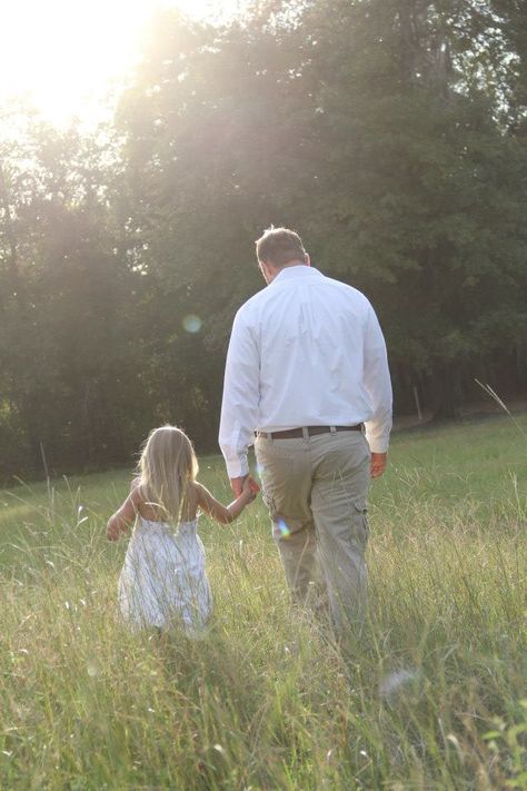 father daughter Father Daughter Photos, A Good Father, Father Daughter Photography, Good Father, Father Daughter Relationship, Jesus Painting, Vintage Film, Baby Family, Father Daughter