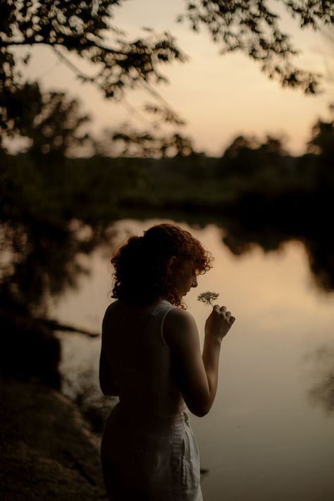 Female Portrait Poses, Street Photography Portrait, Lake Photoshoot, Brand Photography Inspiration, Golden Hour Photography, Sisters Photoshoot, Nature Photoshoot, Lake Photography, Solo Photo