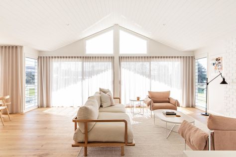 1980's home on NSW South Coast gets remarkable makeover - The Interiors Addict Modern Coastal Interior Design, Minimal Living Room, Minimal Living, Coastal Interiors Design, Interior Color Schemes, Coastal Interiors, Minimalism Interior, Home Modern, Cathedral Ceiling