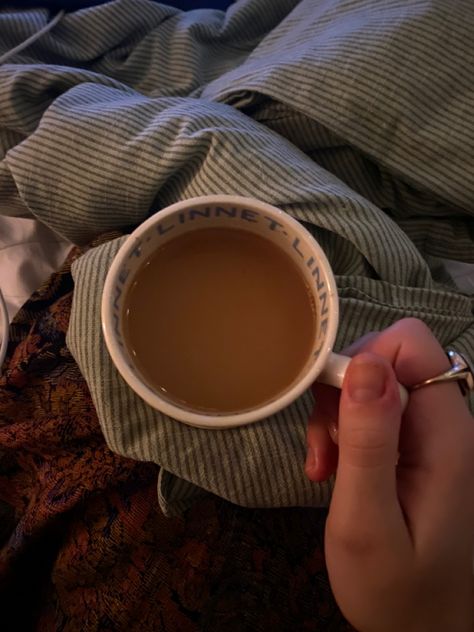 Chavi Core, Cuppa Tea Aesthetic, Tea And Candles Aesthetic, Chai Tea Pictures, Tea Asthetic Picture, Cozy Tea Aesthetic, Cozy Instagram Pictures, Coffee At Home Aesthetic, Tea Aesthetic Cozy