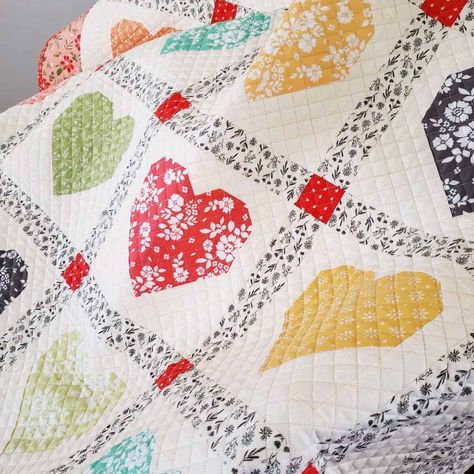 Kid Quilts, Gingham Quilt, Heart Quilts, Quilt Club, Heart Quilt Pattern, Two Color Quilts, Quilts Patterns, Scrap Quilt, Lap Quilts