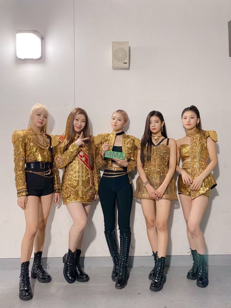 ITZY 191130 MMA 2019 official update Mma 2019, Star Academy, Gold Outfit, Looks Street Style, Performance Outfit, Kpop Outfits, Stage Outfits, Kpop Fashion, Kpop Girl Groups