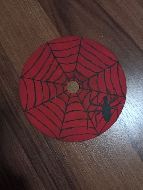 Cds Art Ideas, Spiderman Crafts Aesthetic, Wall Drawing Ideas Aesthetic Easy, Spiderman Room Ideas Diy, Dvd Ideas Diy, Spiderman Craft Ideas, Spiderman Arts And Crafts, Circle Things To Draw, Diy Spiderman Crafts