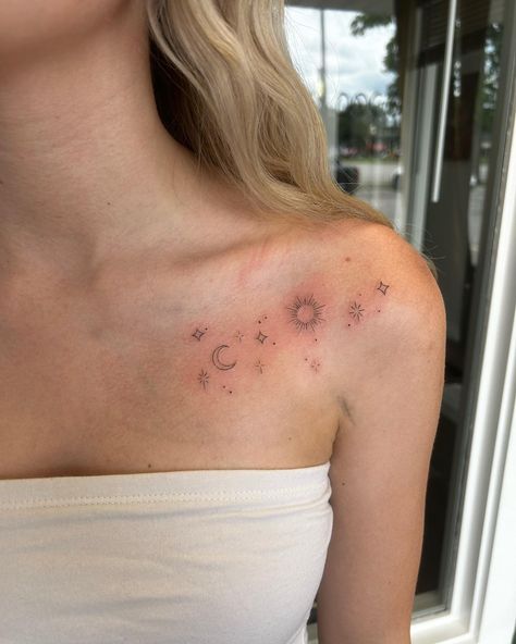 Fineline Shoulder Tattoos For Women, Star Spine Tattoos For Women, Shoulder Tatoos Woman, Inner Shoulder Tattoo, Simple Shoulder Tattoos For Women, Stars On Shoulder Tattoo, Dainty Shoulder Tattoos For Women, Shoulder Sleeve Tattoos For Women, Star Shoulder Tattoo