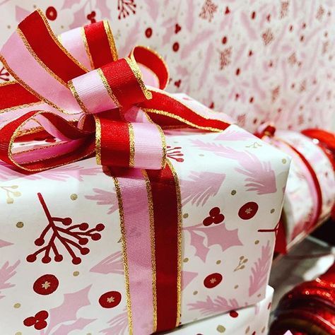 Pink Red Christmas, Pink And Red Christmas, Gift Exchange Ideas, Christmas Present Wrap, Disney Christmas Decorations, Colour Pallets, Red Christmas Decor, Christmas Gift Exchange, Pink Christmas Decorations