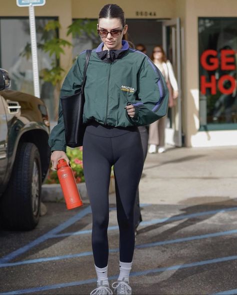 Kendall Jenner Workout, Athleisure Street Style, Rich Outfits, Model Off Duty Outfits, Windbreaker Outfit, Class Outfits, Pilates Outfit, Gymwear Outfits, Sporty Street Style