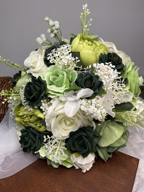 Dark Green Flower Bouquet, Green Flower Bouquet, Green Themed Wedding, Green Flower, Bridal Bouquets, Themed Wedding, Green Flowers, Flower Arrangement, Bridal Bouquet