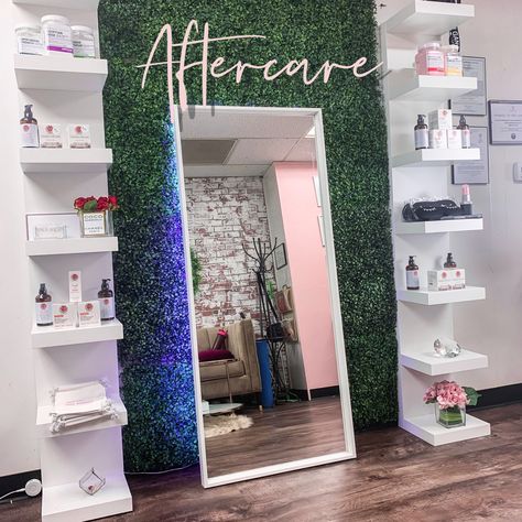 Things you should have on an aftercare / retail wall for your clients Lashes ⁣ • Sleep Masks for your beauty sleep delight 😴⁣ • Make Up Wipes are extension safe⁣ • Serums for extra lash boost ⁣ Benefifs: provides vitamins to your lash line ⁣ Lash Room Divider Ideas, Lash Retail Display, Green Lash Room, Lash Shed, Wall Separation Ideas, Lash Rooms, Room Inspo Decor, Retail Display Shelves, Lack Shelf