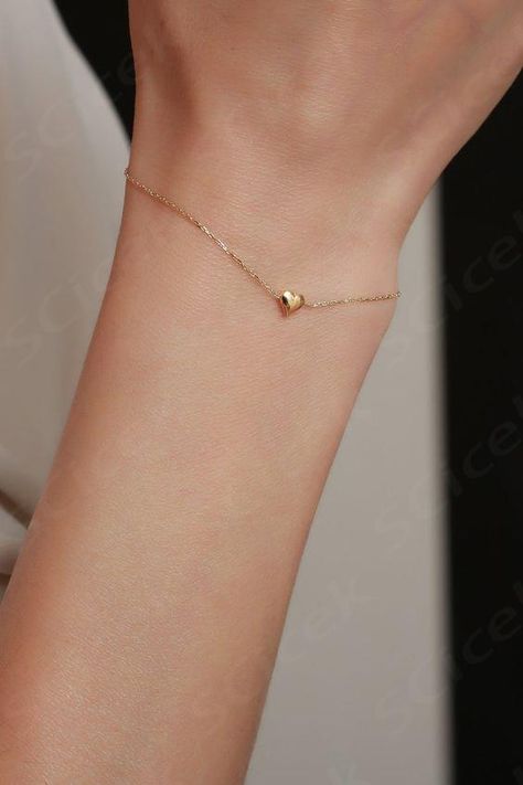 $154.00 Bracelet Couple Aesthetic, Tiny Heart Bracelet, Minimalist Accessories Jewellery, Simple Elegant Jewelry, Simplistic Jewelry, Small Earrings Gold, Jewelry Necklace Simple, Unique Gold Jewelry Designs, Gold Bracelet Simple