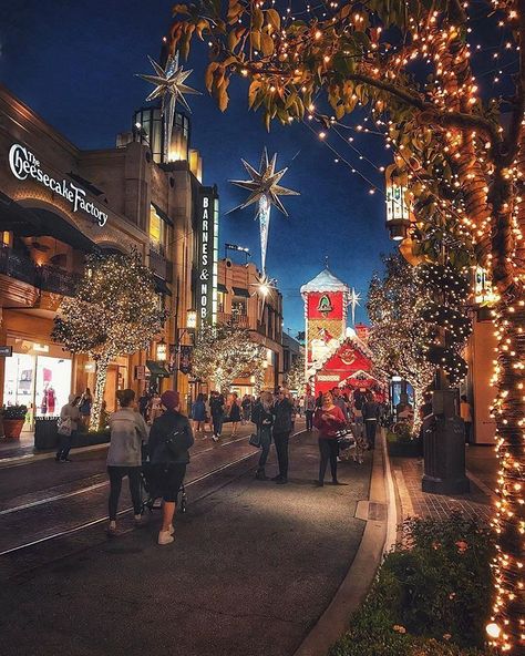 La Bucket List, Holiday Bucket List, Snow Vacation, Christmas Travel Destinations, California Pictures, American Holidays, Best Christmas Markets, Christmas Place, Nyc Aesthetic