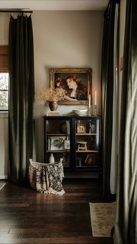 Elegant Cabin Decor Interiors, Dark Cottage Home Decor, Practical Magic Home Aesthetic, Moody Romantic Living Room, Moody Traditional Living Room, Moody Neutral Living Room, Victorian Inspired Home, Cozy Vintage Home, Academia Living Room