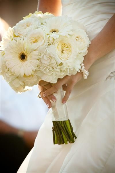 Cute flower arrangement Bouquet For Bridesmaids, Bridesmaid Simple, Gerbera Wedding, Gerbera Daisy Wedding, Gerbera Daisy Bouquet, Ribbon Flowers Bouquet, Simple Wedding Bouquets, Bride Flower, Daisy Wedding