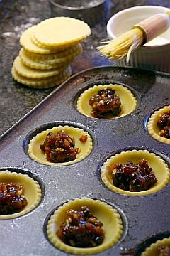 Making Mince Pies © Quentin Bargate| Dreamstime.com Mince Pie Recipe, Mince Pies Christmas, English Recipes, Cheeseburger Pie, Minced Meat Recipe, English Christmas, Mince Pie, Sweet Pie, Xmas Food