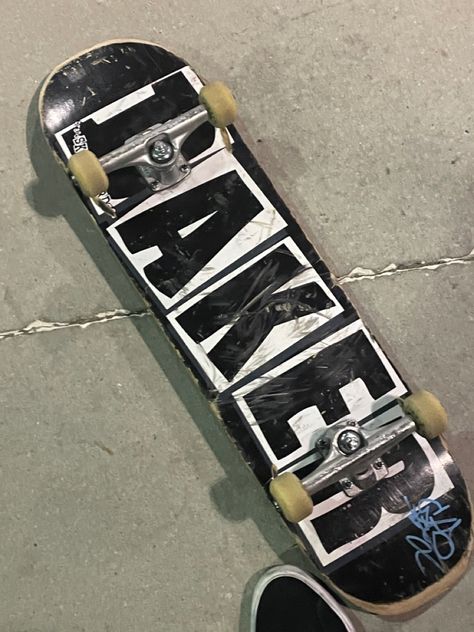 Skat Bord Aesthetic, Skate Bored Aesthetic, Skatebored Aesthetic, Skateboard Vibes Aesthetic, Skateboard Aesthetic Dark, Painted Skateboard, Skate Vibes, Skate Aesthetic, Skateboard Aesthetic