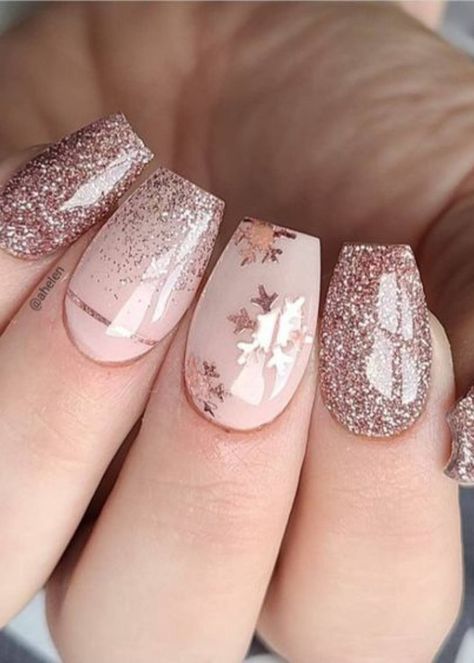 Rose Gold Christmas Nails, Manicured Nails, Unghie Sfumate, Winter Nails Acrylic, Christmas Gel Nails, Gold Nail, Rose Gold Nails, Winter Nail, Short Acrylic Nails Designs