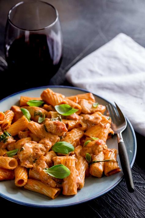 This creamy spicy chcicken pasta dish, makes the perfect easy mid-week dinner. Taking a classic tomato sauce, adding some red pepper flakes and a touch of cream, this chicken pasta is a healthy alternative to a rich cream sauce or a carbonara. Plus it is takes under 30 minutes! This pasta dish packs a punch whilst still delivering a creamy comforting dinner.﻿ #pastadinner #chickenpasta #spicychicken #spicypasta Lemon Pepper Chicken Pasta, Creamy Red Sauce, Spicy Pasta Recipes, Creamy Chicken Chili, Chili Pasta, Red Sauce Recipe, Easy Pasta Sauce, Truffle Pasta, Resep Pasta