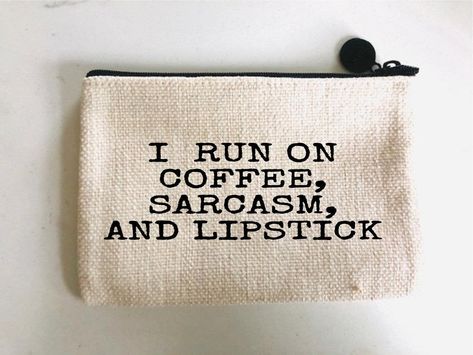 Makeup Bag Quote, Funny Makeup Bag, Funny Makeup, Diy Makeup Bag, Photo Funny, Personalized Cosmetic Bags, Makeup Humor, Bag Quotes, Wedding Party Gifts