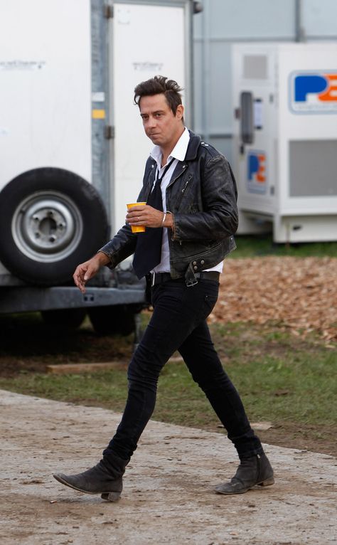 Jamie Hince Style Rocker Style Men, Ysl Aesthetic, Men Outfits Aesthetic, Jamie Hince, Gentleman Mode, The Kills, Street Style Summer Outfits, Going Out Style, Leather Jacket Outfit Men