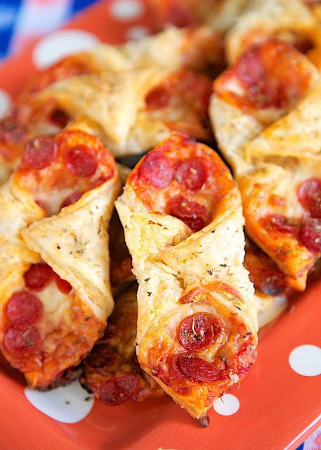 Pepperoni Pizza Pastry Puffs - two bite pizza! Only 5 ingredients and ready in 15 minutes! Perfect for parties and tailgating. We also like to eat these for a quick lunch. Whenever I take these to a party, there are never any left!! Can assemble and freeze for later. Pepperoni Pizza Puffs, Food Planning, Pizza Pastry, Puff Pastry Appetizers, Pastry Appetizer, Puff Recipe, Plain Chicken, Tailgating Recipes, Quick Lunch