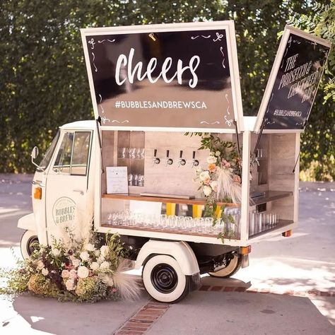 champagne wedding ideas Long Table Reception, Foodtrucks Ideas, Bar Mobile, Quick Wedding, Chic Wedding Decor, Food Truck Design, בר מצווה, Beautiful Wedding Venues, Whimsical Wonderland Weddings