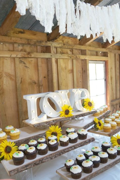 Barn Party Decorations, Bridal Shower Decorations Rustic, Bridal Shower Menu, Fall Barn Wedding, Country Bridal Shower, Wedding Shower Themes, Rustic Shower, Bridal Shower Tables, Country Theme Wedding