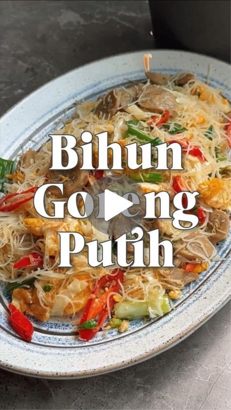 Bihun Goreng Putih🤭
30min · 4 servings BIHUN GORENG PUTIH 2 PCS BIHUN • 6 PCS BASO SAPI • 1/4 PCS KOL • 1 BATANG DAUN BAWANG • 2 BATANG DAUN SELEDRI • 2 PCS CABE MERAH • 2 BUTIR TELUR • 1 SDT KECAP IKAN • GARAM • LADA KALDU JAMUR BUMBU HALUS : • 6 PCS BAWANG MERAH • 2 PCS BAWANG PUTIH • 3 PCS KEMIRI • 1 SDM EBI MINYAK CARA MEMBUAT : • 1. Rendam bihun dengan air biasa (tidak panas tidak dingin) • 2. Tumis bumbu halus hingga harum, masukkan irisa Bihun Goreng, Easy To Cook Meals, Healthy Food Menu, Food Receipt, Salty Foods, Food Recepie, Indonesian Food, Food Videos Cooking, Fun Cooking