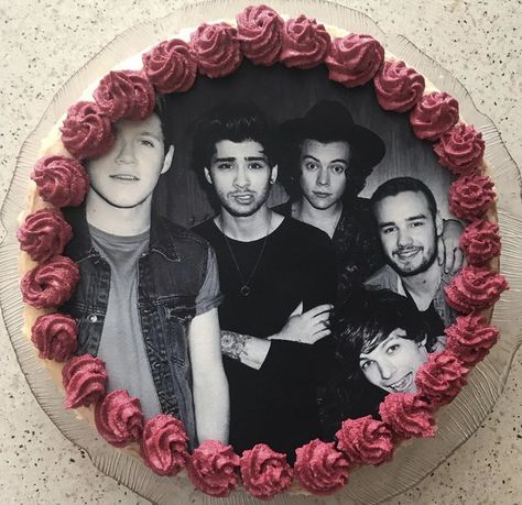 One Direction Birthday Cake, One Direction Birthday, One Direction Cakes, Harry Styles Birthday, One Direction Cake, Ugly Cakes, Gambar One Direction, Harry Birthday, Prettiest Celebrities