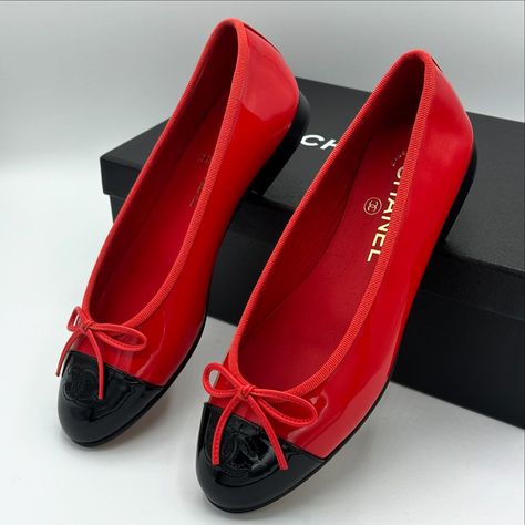 Sublimes ballerines en cuir vernis rouge et noir, une pièce tendance et classique. • État : A, neuf • Taille 36.5 • Cuir vernis • Boîte et Dustbag Disponible au magasin de Genève et en pick up gratuit dans les magasins de Cannes et de Nice. Cliquez sur le produit identifié pour connaître son prix. 🤩 Tous les produits présentés dans cette publication sont authentiques. Les contenus présentés ne sont pas affiliés aux marques. Tous les produits que nous partageons sont soigneusement s... Red Chanel Ballet Flats Outfit, Red Chanel Flats, Nyc Socialite, Chanel Outfit Aesthetic, Kylie Francis, Chanel Flats, Chanel Outfit, Shopping Chanel, Fancy Shoes