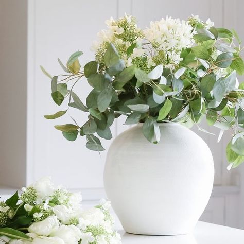 White Vases Decor Ideas, Living Room Spotlights, White Vase Decor, Statement Vase, White Ceramic Vase, Kitchen Island Decor, Flower Vase Arrangements, Round Vase, Timeless Furniture