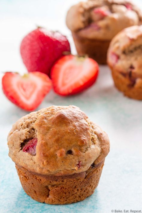 Moist Chocolate Chip Muffins, Homemade Muffins Recipe, Strawberry Banana Muffins, Muffins For Breakfast, Yummy Healthy Breakfast, Easy Vegan Dessert, Simple Muffin Recipe, Strawberry Dessert Recipes, Strawberry Muffins