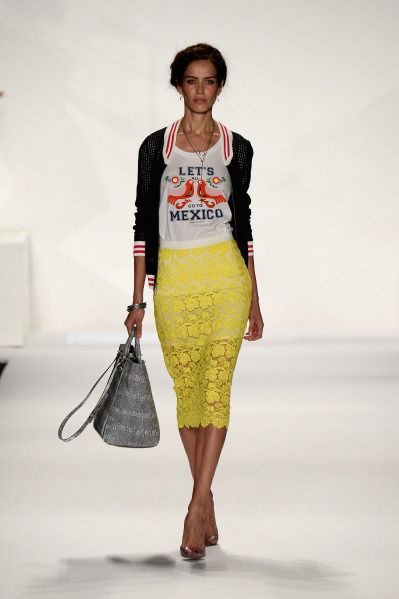 Rebecca Minkoff Fashion Week Trends, Island Fashion, Quirky Fashion, Skirt Outfit, Spring Wardrobe, New York Fashion Week, Rebecca Minkoff, Casual Chic, Lace Skirt