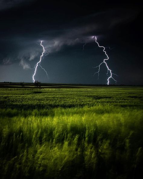 WARDANER (@wardaner) • Instagram photos and videos Storm Chasing, Stormy Night, Lightning Storm, Lightning Strikes, Dark Skies, Natural Phenomena, Natural Wonders, Beautiful World, Beautiful Images